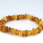 Neapdirbto gintaro vaikiška apyrankė