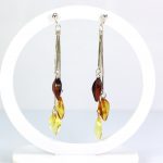 Kabantys gintariniai auskarai su trimis lašiukais