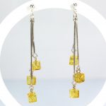 Kabantys gintariniai auskarai su trimis kubukais