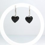 Kabantys gintariniai auskarai širdelės