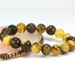 Spalvota didelių burbulų Baltijos gintaro apyrankė