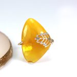 Sidabrinis žiedas su retos spalvos gintaru