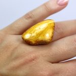 Sidabrinis žiedas su retos spalvos gintaru