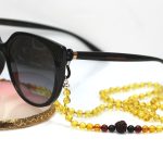 Stilingas gintarinis akinių laikiklis