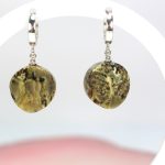 Kabantys gintariniai auskarai labai retos spalvos