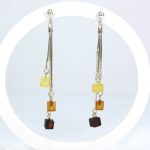 Kabantys gintariniai auskarai su trimis kubukais