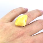 Sidabrinis žiedas su unikalios spalvos gintaru