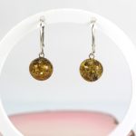 Kabantys gintariniai auskarai žalsvi burbulai