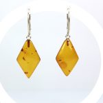Kabantys gintariniai auskarai rombai