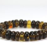 Juodai žalsvos spalvos Baltijos gintaro apyrankė