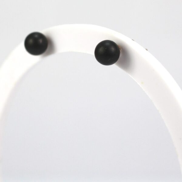 Juodi gintariniai auskarai