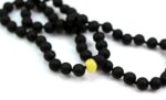 Juodo gintaro karoliai su vienu geltonu gintaro rutuliuku - Image 2