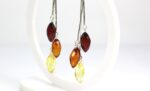 Kabantys gintariniai auskarai su trimis lašiukais