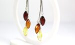 Kabantys gintariniai auskarai su trimis lašiukais