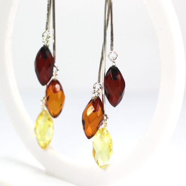 Kabantys gintariniai auskarai su trimis lašiukais