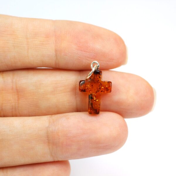 Gintarinis pakabukas kryželis