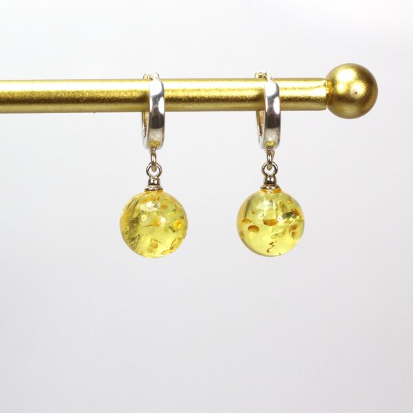 Kabantys Baltijos gintaro auskarai