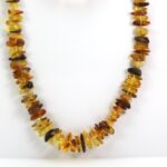 Mažai apdirbto gintaro karoliai