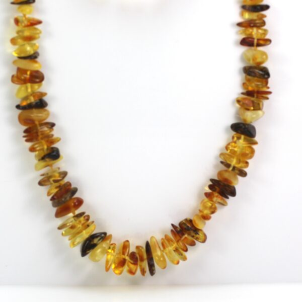 Mažai apdirbto gintaro karoliai