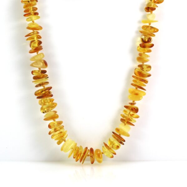 Mažai apdirbto gintaro karoliai