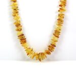 Mažai apdirbto gintaro karoliai