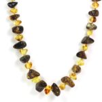 Mažai apdirbto žalio Baltijos gintaro karoliai