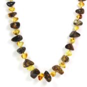 Mažai apdirbto žalio Baltijos gintaro karoliai