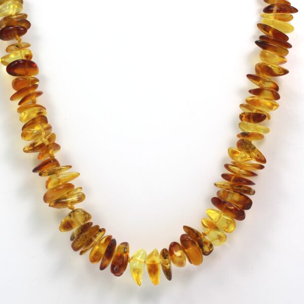 Mažai apdirbto Baltijos gintaro karoliai