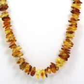 Mažai apdirbto Baltijos gintaro karoliai