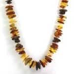 Mažai apdirbto Baltijos gintaro karoliai