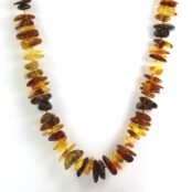 Mažai apdirbto Baltijos gintaro karoliai